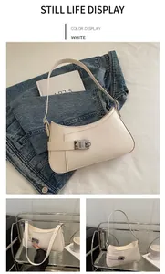 Vues détaillées d'un sac baguette blanc avec boucle argentée sur fond de jean bleu