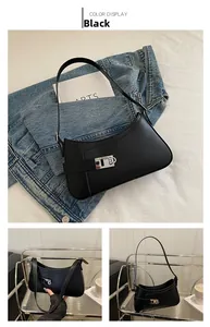 Détail du sac sous le bras noir minimaliste avec boucle carrée en métal argenté et fini mat