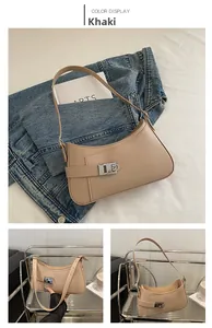 Détails du sac demi-lune kaki avec texture en cuir grainé et fermoir métallique rotatif