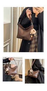 Sac hobo marron à texture litchi avec breloque en peluche rose et double sangle