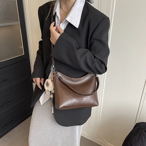 Sac seau chic en cuir marron foncé pour femme avec pendentif en peluche et bandoulière