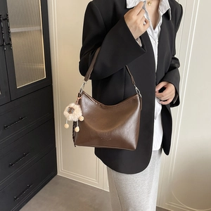 Sac à bandoulière marron pour femme en similicuir avec pendentif boule de fourrure