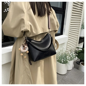 Sac bandoulière demi-lune noir avec large bandoulière jacquard et charm alpaga chic