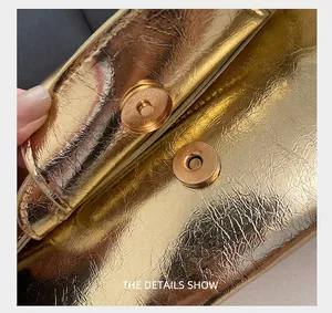 Detailansicht der goldmetallic Handtasche mit dem magnetischen Druckknopfverschluss