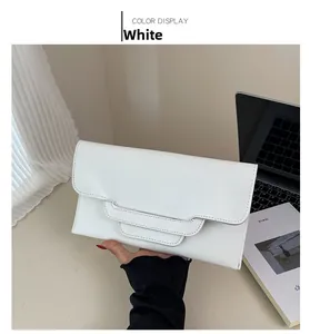 Detailansicht der eleganten weißen Briefumschlag-Clutch in stilvollem Wohnambiente