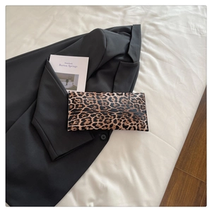 Pochette a busta con stampa leopardata su una classica giacca da completo scura