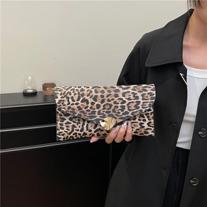 Elegante pochette leopardata a busta con chiusura a cuore dorato irregolare