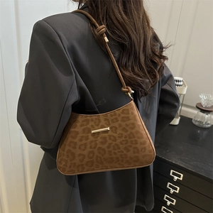 Sac hobo croissant chic avec imprimé léopard et détails métalliques dorés fins
