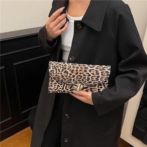 Borsa a bustina leopardata da donna con fibbia dorata per un look alla moda autunnale