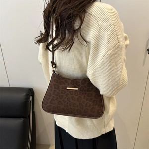 Sac croissant à imprimé léopard marron tendance porté comme un sac à bandoulière sous le bras