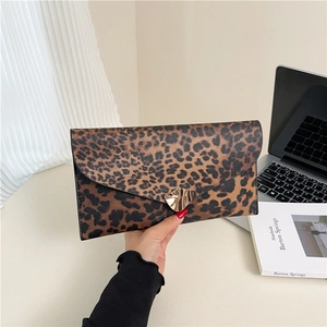 Dettaglio della pochette leopardata con una distintiva chiusura in metallo dorato lucido