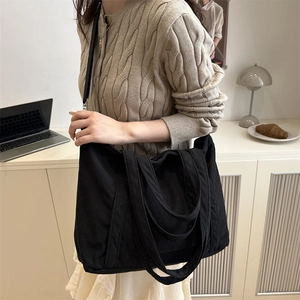 Große schwarze Cord-Einkaufstasche für Damen mit geräumigem Design und Streifentextur