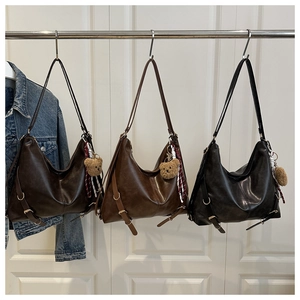 Detailed display of large retro leather tote bags in dark brown, caramel, and black colors