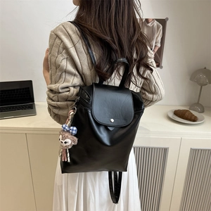 Zaino minimalista in pelle PU nera da donna con patta e grazioso ciondolo a forma di orso