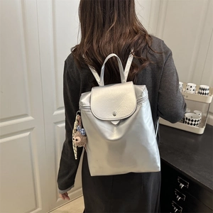 Zaino argento metallizzato da donna con ciondolo a forma di orso e grande capacità interna