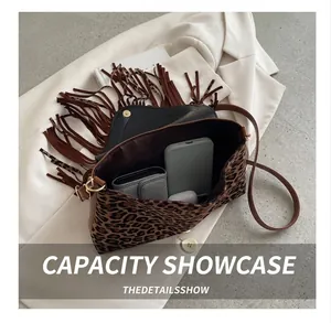 Détail de l'intérieur du sac léopard montrant l'espace pour les objets essentiels