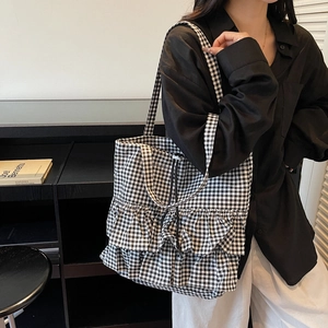 Grande borsa tote in tela gingham con dettagli a balze a strati e doppi manici robusti