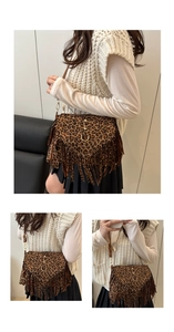Détail du sac besace léopard avec des franges bohèmes et un fermoir à anneau métallique