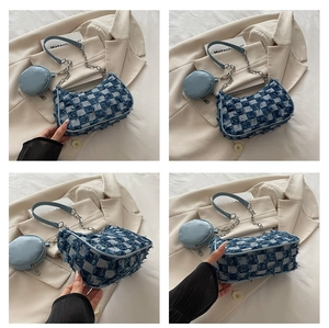 Détails d'un sac bandoulière en denim à carreaux bleu et blanc avec bords frangés