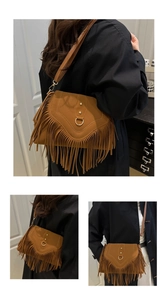 Détail d'un sac bandoulière bohème en daim marron avec franges et anneau doré