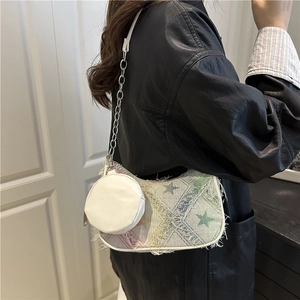 Borsa a spalla etnica con motivo a stelle e bordi sfrangiati indossata da una modella