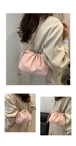 Dettaglio borsa nuvola rosa con coulisse, tracolla a catena dorata e sfere decorative