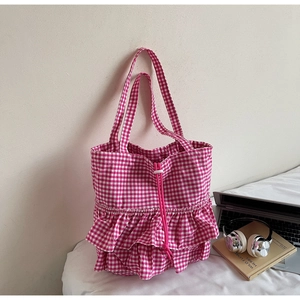 Dettaglio della borsa tote a quadretti rosa con volant a strati e chiusura a coulisse