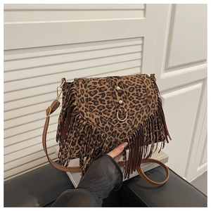 Détail du sac à bandoulière léopard avec franges longues et garnitures métalliques dorées
