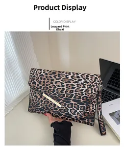 Détail du sac bandoulière léopard avec garniture dorée et sangle assortie