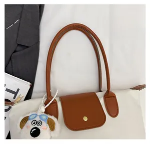 Détail du sac cabas en oxford avec poignées en cuir et breloque chien mignonne