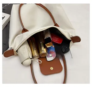 Vue de dessus du grand sac fourre-tout en toile montrant le rangement pour tablette et objets