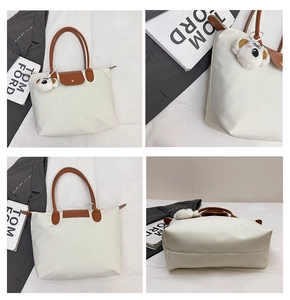 Détails du sac cabas en nylon blanc avec anses en cuir marron et breloque chiot
