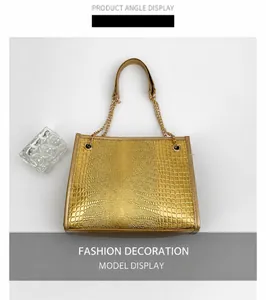 Détails de la texture crocodile dorée et de la chaîne métallique sur le sac à main
