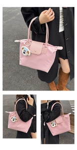 Sac cabas en nylon rose avec poignées en cuir et porte-clés peluche de chien mignon