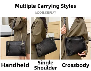 Sac en cuir croco noir présentant des styles à main, à l'épaule et en bandoulière