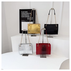Quatre sacs cabas élégants à texture crocodile en or noir argent et bordeaux avec chaînes