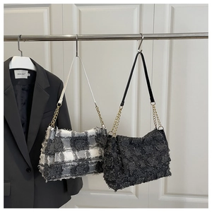 Détail de sacs à bandoulière rétro à carreaux et franges avec chaîne élégante