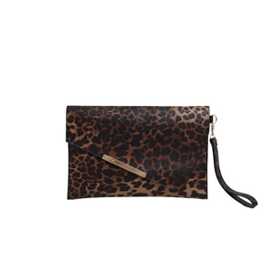 Pochette enveloppe léopard avec barre en métal doré et dragonne sur fond blanc