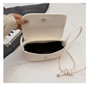 Détail de l'intérieur du sac en cuir PU blanc avec fermoir magnétique et doublure