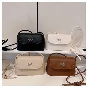 Mini sacs à bandoulière en quatre couleurs avec boucles nœud argenté et grain litchi