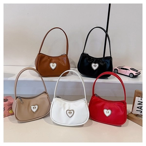 Hobo-Schultertaschen in fünf Farben mit Herz- und Schleifen-Strass-Details
