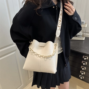 Chic off-white lychee texture bucket bag with thick chain handle and printed strap