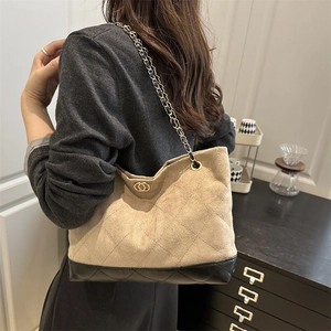 Bolso tote acolchado chic con costuras en contraste y correa de cadena en modelo