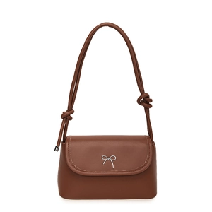 Sac seau marron chic avec noeud argenté et bandoulières en cuir à nœuds