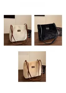 Détail de sacs fourre-tout en peluche beige, noir et kaki avec texture fourrure