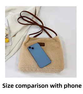 Détail du sac en peluche avec écusson logo et comparaison avec un smartphone