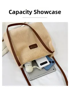 Vue intérieure montrant la grande capacité du sac fourre-tout en peluche et accessoires