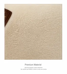 Gros plan détaillé du tissu peluche beige doux avec bordure en cuir marron gaufré