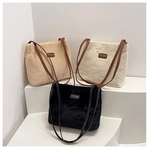 Détails de texture du sac cabas en peluche avec fines bandoulières en cuir marron