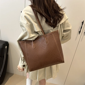 Sac fourre-tout marron à texture tissée avec bandoulière pour femme en vue lifestyle